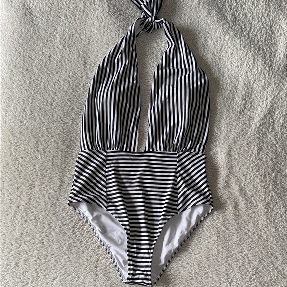 Cupshe Other - 👙 CUPSHE Black & White Striped Halter Swimsuit – Size XL